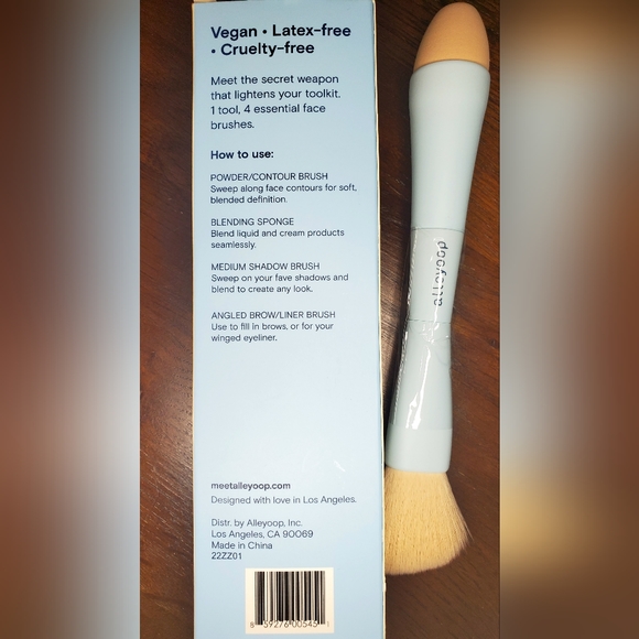 5/75$ ALLEYOOPMulti-Tasker: Makeup Brush - 4 in 1 - Picture 5 of 9